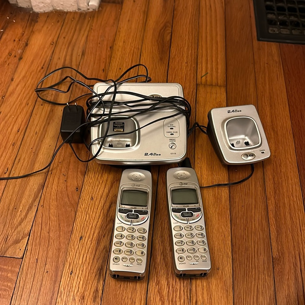 NWOT 2.4 ghz DSS att cordless home phones